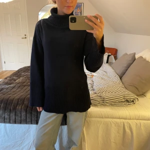 Stickad tröja - Snygg marinblå polo tröja! Köpt från boomerang för ca. 1200. Storleken skulle jag mer säga är en S/M än xs