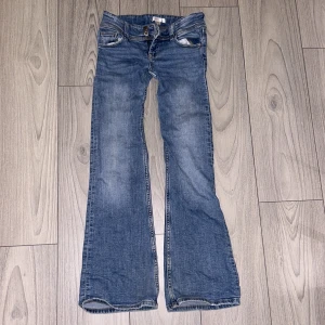 Bootcut jeans blåa - De är i bra skick. Inte slitna. Alla knappar sitter som dom ska och fin färg. Knappar där bak. 