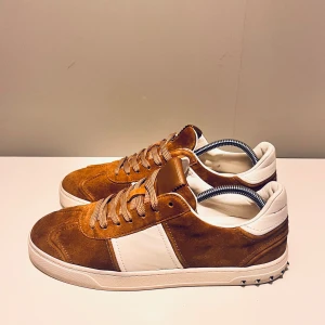 Valentino flycrew - Säljer ett par feta flycrews i storlek 43, cond 8,5/10. Lite heeldrag, men mockan i sjukt bra skick! Tillkommer endast skor!