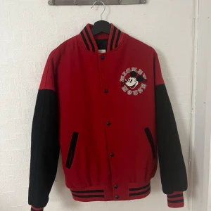 Collage jacka - Mickey mouse - Collage jacka i väldigt bra skick med bra fordring som passar perfekt till hösten o vintern.  Storlek S men funkar bra även för M. Hör av dig vid frågor o funderingar!