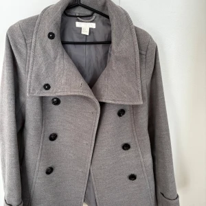 Höstjacka  - En fin höstjacka i väldigt fint skick. Katt finns i hemmet. 