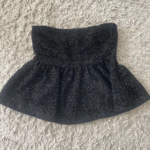 Glittrig topp - Superfin glittrig topp från Gina tricot. Andvänd endast en gång och säljer den då den är förlåten för mig. Tror inte den säljs längre. Skriv för mer frågor.