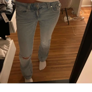 Lågmidjade ljusblå jeans - Lånade bilder, jätte fina ljusblå lågmidjade jeans🩷