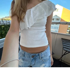 Super fin volang topp - Jätte snygg volang topp från zara💕 Används ett fåtal gånger! Kommer inte till användning längre därför säljer jag den