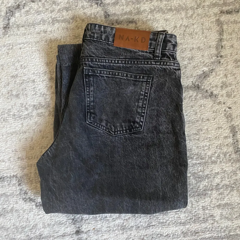 Mörkgrå midrise jeans från NA-KD, i storlek 34. Jeansen är i gott skick utan slitningar.❣️  Säljer då dom är för små.  Pris är diskuterbart vid snabb affär!🌟. Jeans & Byxor.