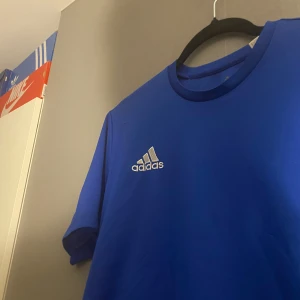 Blue Adidas training/compression t-shirt size M - Storlek M-L lite använd men fortfarande bra kvalite och material// compresssion shirt training shirt 