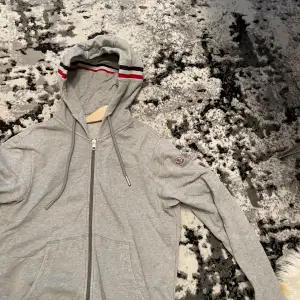 Moncler zip Storlek L fits M Nypris 6200kr  Pris 2850