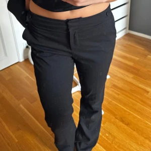 Lågmidjade kostymbyxor  - Svarta lågmidjade kostymbyxor. Supersnygga och perfekta till hösten, bra längd på mig som är 170 cm. 