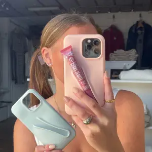 Klicka hem ditt lip case på lippycase.com 💘💄❤️🎀💕finns i flera modeller och färger💖 Betala enkelt med klarna 💥