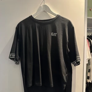 Armani T-shitt - Armani T-shirt som är lite kortare framtid. 