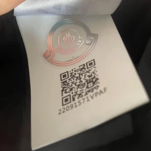 Moncler cardigan storlek M - Hej, jag säljer Moncler cardigan storlek M jag vill sälja den eftersom den passar inte mig längre.