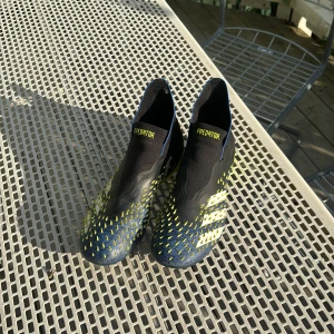 Adidas Predator - Säljer gamla fotbollsskor i väldigt bra skick / använda Max en halv säsong / Köpte dessa för 1899 från adidas hemsida / har tyvär slängt sko lådan därför billigt pris. Rekommenderar stark😃