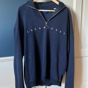Jack & Jones half sip  - Tjena, säljer dena tröja då jag ej använder den och tänker att nån annan kan ha användning för den. Tröjan är bara använd några enstaka gånger. Dessutom passar den inte mig.