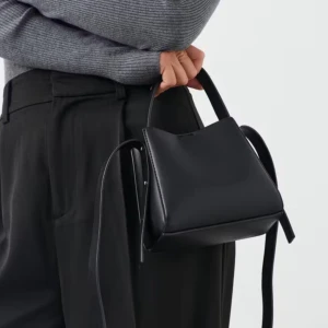 Mini pu bag Ginatricot  - Mini pu väska från Ginatricot köpt för 300 kr ungefär men aldrig använt den, säljer för den inte är min stil och kan inte lämna tbx den. Priset har jag lagt eftersom väskan inte går att få tag på och är arkiverad men priset går att diskutera 💕