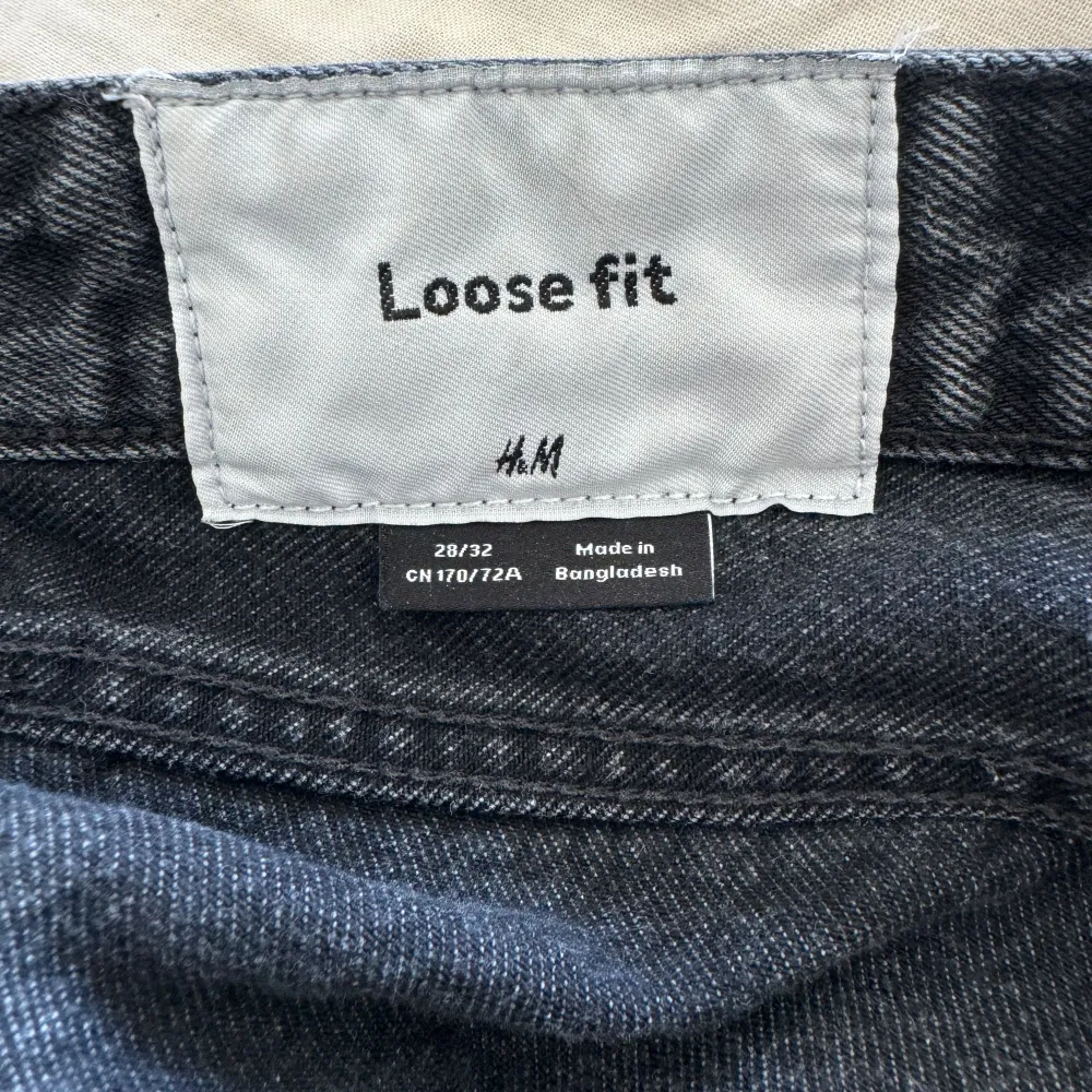 Säljer svarta loose fit jeans från H&M. De är i storlek 28/32 och har en klassisk femficksdesign med knapp och dragkedja i gylfen. Jeansen är  perfekta för en casual look. Hämtas på Hägerstensåsen eller ök. . Jeans & Byxor.