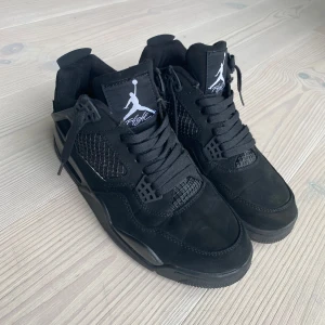 Svarta Nike Air Jordans - Säljer ett par svarta Nike Air Jordans i bra skick. De har en stilren design med snörning och den klassiska Jumpman-loggan på tungan och sulan. Perfekta för både vardag och fest!