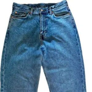 Säljer sonens jeans från Weekday. Galaxy Loose Straight. Stl 28/32. Perfekta för en casual look! Hämtas på Hägerstensåsen eller ök. 