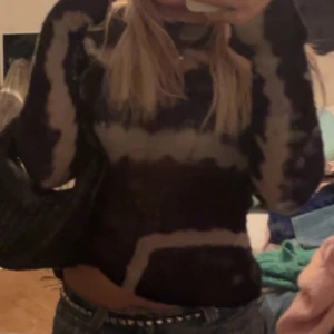 Tie Dye Tröja - Supercool stickad tröja i tie dye mönster! Använd ett fåtal gånger🧡