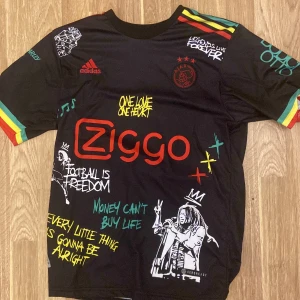 Bob Marley Custom made Retro t shirt - Dehär är en Custom made Bob marley X Ajax t shirt som är retro och är i storlek M och den sitter riktigt bra med bra kvalite