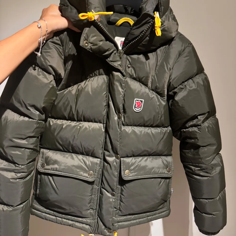 Hej! Jag är intresserad av att byta min fjällräven jacka till en svart i samma modell och storlek. Köpt förra vintern, inga defekter och försiktigt använd. Modell: Expedition Down Lite Jacket W. Färg: Deep Forest.. Jackor.