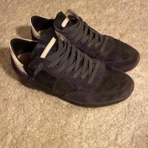 Philippe Model - Säljer ett par riktigt feta Philippe model rockrunner, ända defekten är att sulorna börjar bli lite slitna längst bak som man kan se på bild 3, annars är dem som nya