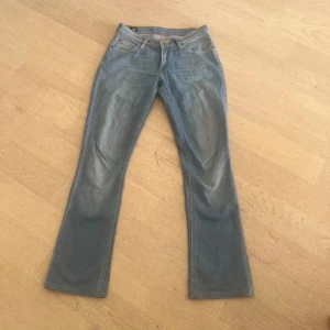 Lågmidjade Lee jeans - Supersnygga Lågmidjade jeans från Lee utan defekter. 💘 Midja: ca. 37cm Innerbemslängd: ca. 72 cm 🙌🏻 Skriv privat vid funderingar!