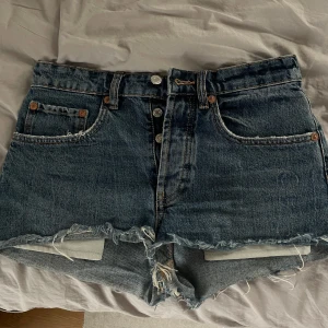 Jeans shorts  - Snygga jeans shorts från zara i väldigt bra skick. 🥰