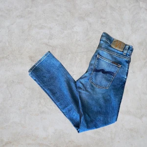 Nudie Grim Tim 31/32 - Nudie Jeans i modellen Grim Tim W31 L32. Bra kvalité och skick, säljer då de inte passar. Bilder lånade från StudioGepard