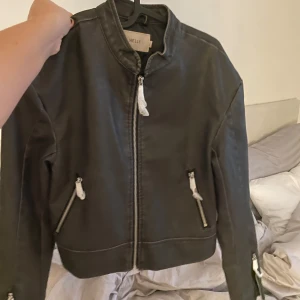 Bomberjacka/skinnjacka  - ”Skinnjacka från Nelly” helt ny. Den är lite kortare i modellen vilket är snyggt men den är tyvär för liten för mig därför säljer jag