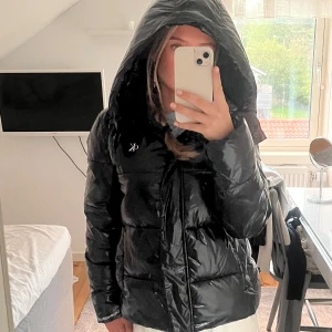 Vinterjacka - Super fin glansig vinterjacka från Calvin Klein, mycket bra skick. Nypris var 2000kr och är nu slutsåld överallt så passa på!💞