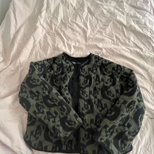 Zara jacka  - Sjukt fin zara jacka som är trendig och säljs inte längre. Perfekt till hösten🥰🥰🥰