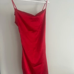 Röd kort klänning  - Bra, endast använd en gång