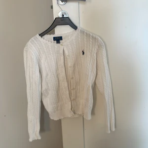 Ralph lauren kofta - Är inga fläckar på den vita kofta  och jag säljer den för den är för liten💗pris kan diskuteras
