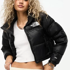 The North Face jacka  - Köpte föra vintern säljer på grund utav att den inte kommer komma till användning mer, modellen heter Women's Nuptse Short Jacket i storlek M men skulle säga att den passa S och M, ny pris 3499kr💕