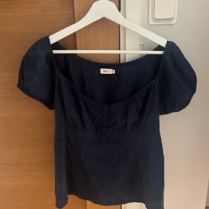 Marinblå topp - Den är i storlek 38 men jag skulle säga att den passar en 36 också. 