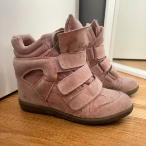Isabel marant skor - Snygga rosa isabel marant liknande skor, dom är använda men går att tvätta så dom ser nyare ut. Storlek 37. 