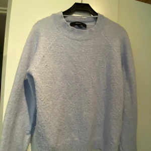 Blå tröja - Fin tröja använd Max 2 gånger super fin 