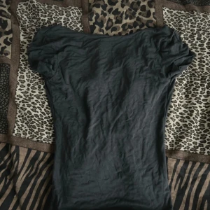 Tröja med öppen rygg - En jättefin tröja med öppen rygg, har använts en gång på en hov1 konsert annars så har den bara legat i min garderob❣️