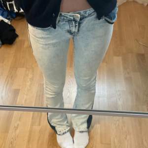 Jättefina low rise vintage jeans som jag har sytt om till bootcut, originalpris ca - 2000. (Pris kan diskuteras)  Jag är 168 och de är lite långa på mig (de är storlek 27) .💕💗 kan mötas upp vid Östermalmstorg, tc, eller i närheten av lidingö/gåshaga