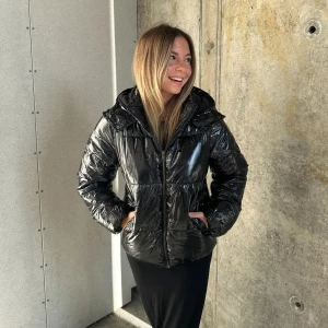 Pufferjacket - Säljer min svarta pufferjacket från Nelly då jag vill köpa en annan! Använd ett fåtal gånger, köpt i december förra året. !!Läs min bio!!