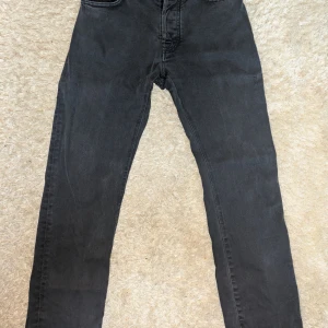 Jacob cohen jeans - Säljer ett par svarta jeans i bra skick. Perfekta för både vardag och fest! Jeansen är i storlek 33 men passar mer som 31 eller 32. De är i bra skick och bara använda ett fåtal gånger. Nypris 5500kr 