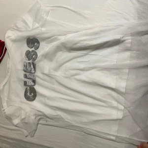 guess tröja  - storlek S. Den har flera layers som ni kan se på bilden klitter text. 