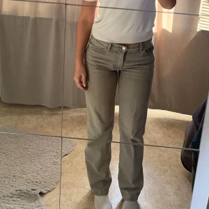 low straight jeans - ljusgråa lågmidjade jeans från gina. bra skick. nypris 499🥰