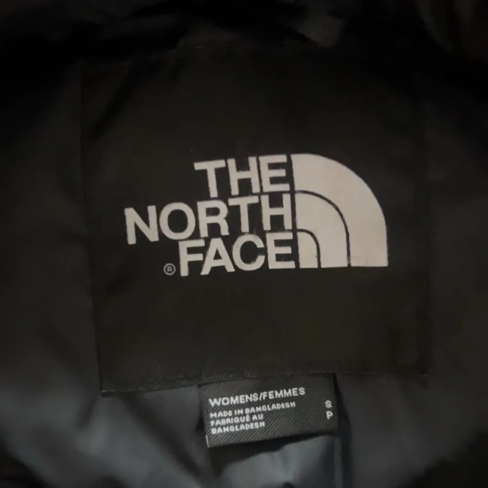 Nästan helt oanvänd så väldigt bra skick, en north face puffer jacket i storlek s super bekväm och varm! Men kommer tyvärr inte till användning längre. Köpte den för 3200kr!. Jackor.