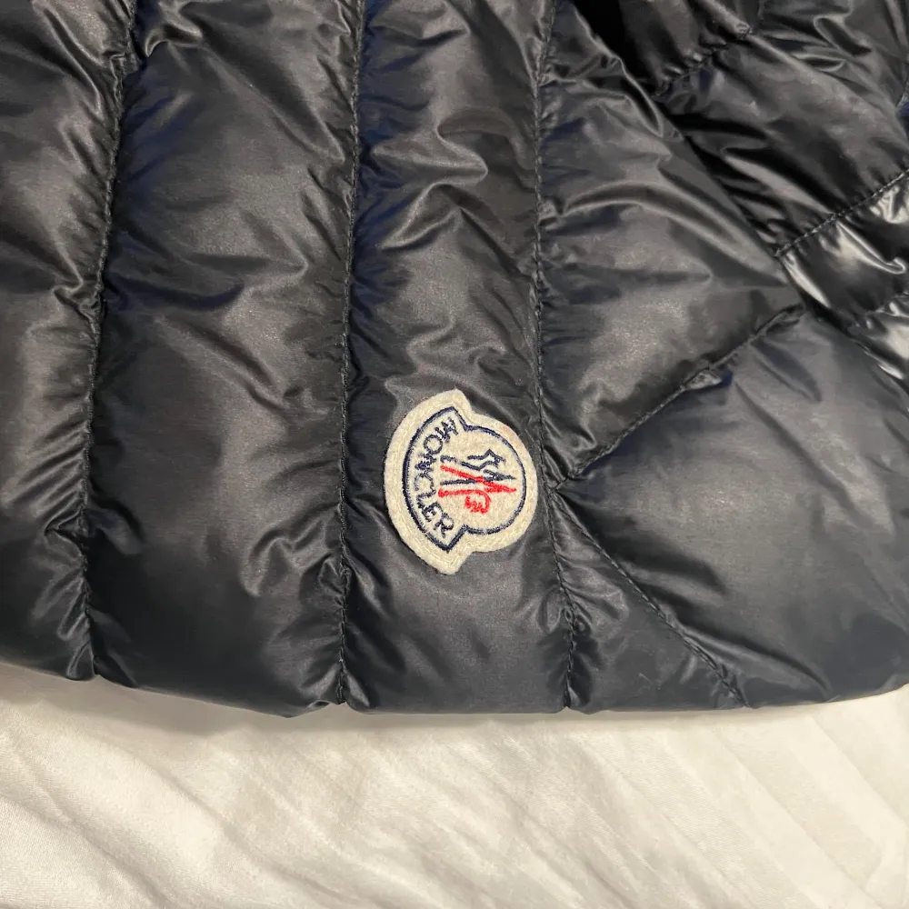 Säljer min Moncler daniel Perfekt jacka för att klara av hösten Size 2, motsvarar S/M Skick 9,5/10 inga flaws Köpt på Nk gbg, kvitto o alla tags finns. Jackor.