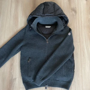 Moncler cardigan  - Säljer en riktigt fet moncler cardigan som är perfekt till hösten!  Storlek L men sitter mer som en M!  Har defekt men inget man tänker på!  Hör gärna av dig om du har frågor!