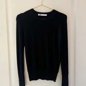 Tunn stickad tröja - Svart tunn stickad långärmad tröja från zara med guldknappar på armarna, inga defekter 
