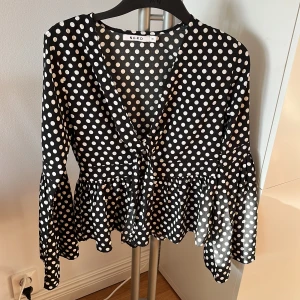Prickig blus - Jättefin blus, fint skick, knytning fram, lite volangaktig, perfekt till fest! Dragkedja på sidan. Knappt använd. Pris diskuterbart ❤️‍🔥