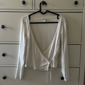 Fin vit långärmad topp - säljer en vit fin långärmad blus i nyskick, använd fåtal gånger.  Storlek M Nypris - vet ej  Säljer för - 150kr