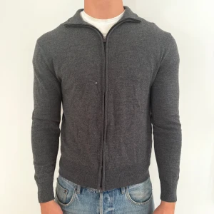 These Glory Days tröja - These Glory Days tröja i superior merino. Tröjan har ett hål under bröstet som syns på bilden, därav det låga priset. Säljer till den som är kreativ att laga hålet. Storlek M nypris ca 1000kr